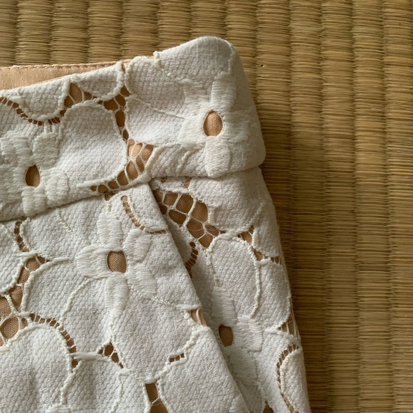 Eci New York  lined bone colored  floral lace shorts, size 6 - Picture 5 of 8